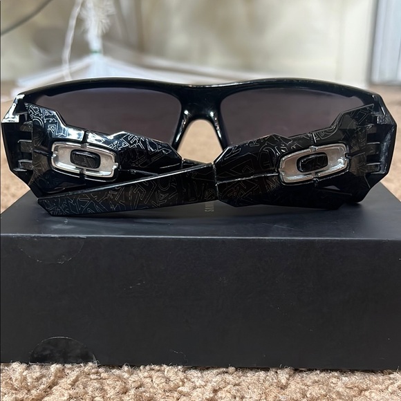 Oakley Oil Rig Black Sunglasses with Silver Design - Picture 2 of 15